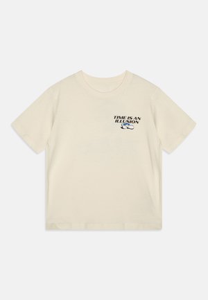 Cremfarbener Baumwoll-T-Shirt mit kurzen Ärmeln und rundem Ausschnitt. Auf der Vorderseite steht der Text "ZEIT IST EINEILLUSION" in Schwarz und Blau.