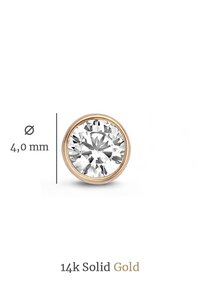 Boucle d'oreille clou en or 14 carats, avec un diamant clair rond de 4,0 mm, mettant en avant un réglage en or poli et une surface taillée brillante.