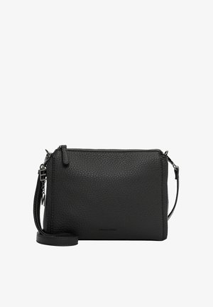 Černá kožená crossbody taška s texturou, se zipovým uzávěrem a nastavitelným popruhem, s jemně embosovaným logem na přední straně.