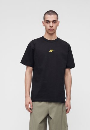 Nike Sportswear, Обикновена тениска - black/chrome yellow