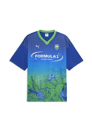 Niebiesko-zielona koszulka Formula 1 Racing League z logo Puma, herbem zespołu oraz szczegółowymi ilustracjami kwiatów i krajobrazu miejskiego na dolnej połowie.
