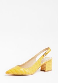 Escarpins slingback en cuir verni jaune, avec un bout pointu, un motif crocodile embossé et un talon carré de hauteur intermédiaire. Accent de boucle en ton argent.