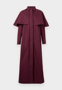 Garšs tumši violets vilnas mētelis ar plašu apmetni un slēptu priekšējo aizdari, izlikts pret vienkāršu baltu fona.