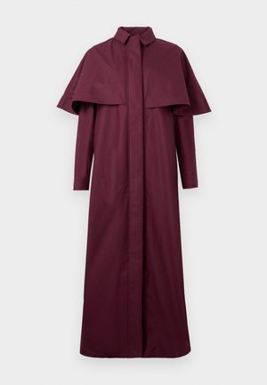 Ilgas tamsiai purpurinis vilnonis paltas su plačiu apdangalu ir paslėptu priekiniu užsegimu, rodoma prieš paprastą baltą foną.