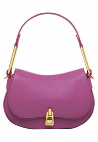 Borsa a tracolla in pelle viola con design curvo, accessori in oro e chiusura magnetica. Presenta una singola tracolla regolabile.