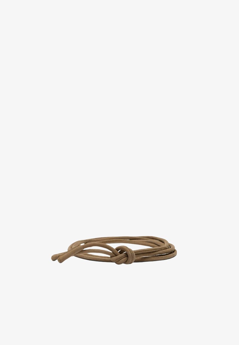 Lacet marron noué d'un nœud simple, enroulé librement sur un fond blanc.