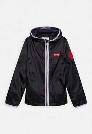 Schwarze, leichte Jacke mit Kapuze, Frontreißverschluss und rotem Levi's-Logo; verfügt über gestreifte Akzente an den Bündchen und dem Saum sowie Seitentaschen.