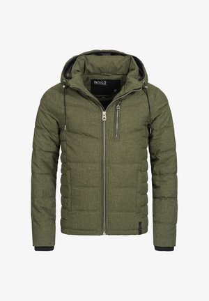 Zielona pikowana kurtka z kapturem, z zamkiem błyskawicznym z przodu i dwoma bocznymi kieszeniami. Posiada teksturowany materiał o gładkim wykończeniu oraz kontrastowe czarne akcenty.