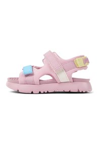 Rosa sandaler med ett texturerat tygövre, kardborreband i blått och gult, samt en gummisula med ett texturerat greppmönster.