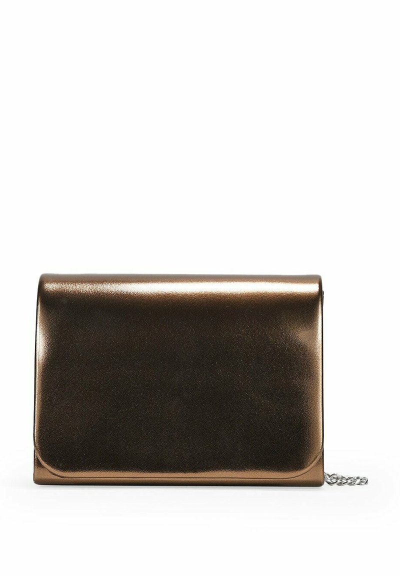 Clutch metálico bronce con textura suave, forma rectangular, cierre de solapa y detalle de cadena plateada.