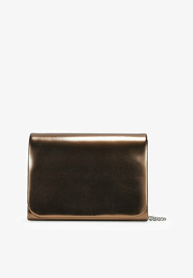 Clutch metálico bronce con textura suave, forma rectangular, cierre de solapa y detalle de cadena plateada.