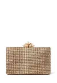 Guldtonet clutch med en struktureret overflade og en blomstret metalspænde på toppen. Rektangulær form, kompakt design, velegnet til formelle anledninger.