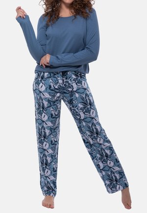 Top blu lungo abbinato a pantaloni del pigiama blu con motivo floreale caratterizzati da un pattern di fiori chiari e scuri; tessuto morbido, vestibilità rilassata.