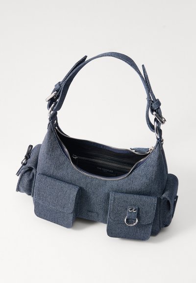 Τσάντα από τζιν σε σκούρο μπλε χρώμα με υφή, με φερμουάρ, δύο πλαϊνές τσέπες και ρυθμιζόμενο λουρί με μεταλλικές λεπτομέρειες.