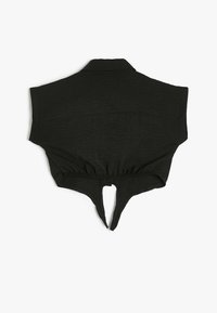 Top negro de manga corta hecho de una tela texturizada, con un cuello, cintura fruncida y un detalle de abertura en la parte posterior.