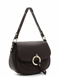 Donkerbruine leren crossbodytas met een gestructureerde afwerking, gouden hardware, een gebogen silhouet en decoratieve stiksels op de klep.