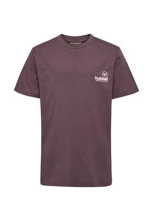 Bordeauxrode T-shirt met korte mouwen, ronde hals en klein wit "hummel" logo op de linkerborst, op een effen witte achtergrond.
