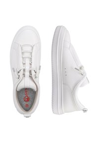 Białe sneakersy wykonane z gładkiej skóry, charakteryzujące się opływowym kształtem, bez widocznych sznurowadeł oraz okrągłą gumową podeszwą z napisem na wkładce.