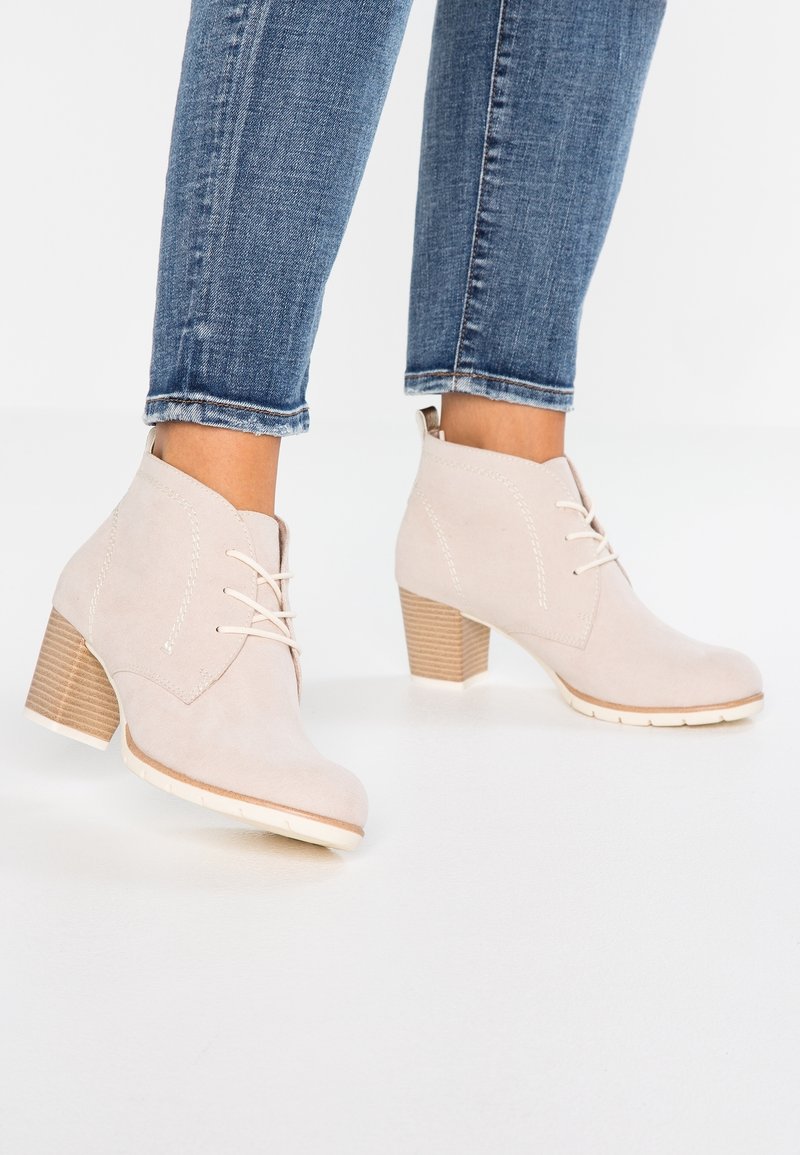Stivaletti in suede beige con punta tonda, design con lacci e tacco in legno impilato. Oberlo superiore con dettagli cuciti.