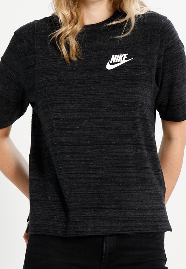 Svart kortärmad T-shirt i texturerad tyg med rund hals; har en vit Nike-logotyp på bröstet.