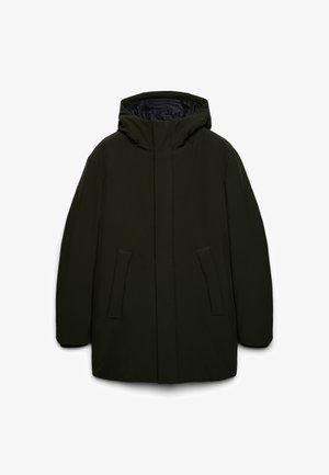 Dunkelgrüne gepolsterte Winterjacke mit Kapuze und zwei Fronttaschen, vor einem weißen Hintergrund präsentiert.