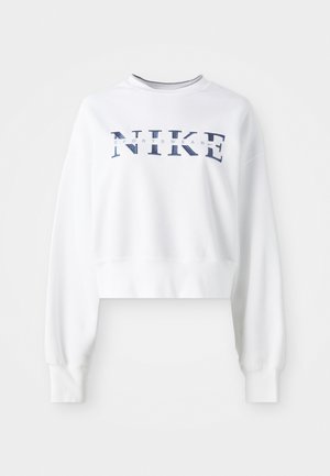 Sudadera blanca recortada con mangas largas, que presenta un gran logo de "NIKE" en color marino y el texto "SPORTSWEAR" debajo en una fuente sencilla.