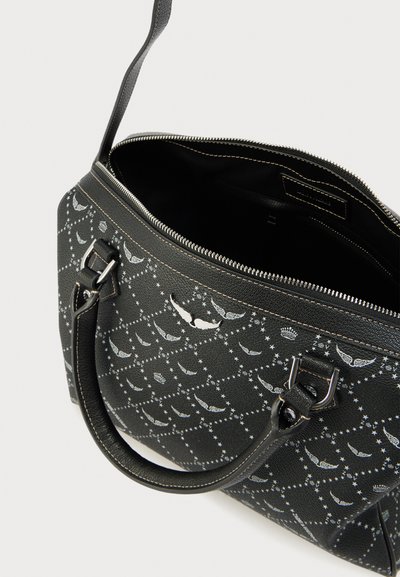 Sac à main noir avec une finition texturée, présentant un motif d'étoiles et d'ailes. Fermeture éclair, poignées courtes et compartiment intérieur visible.