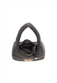 Bolso de mano negro acolchado con un asa estructurada, cremallera dorada y acento de logo. Diseñado con un bolsillo interior para organización.