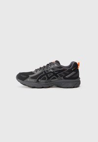 Sapatilha de corrida ASICS Gel-Venture 8 em preto e cinza com aba do calcanhar laranja, material impermeável Gore-Tex e sola detalhada em fundo branco.