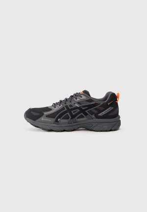 Pantofii de alergare ASICS Gel-Venture 8, negri și gri, cu vârf portocaliu, material impermeabil Gore-Tex și talpa detaliată, pe fundal alb.