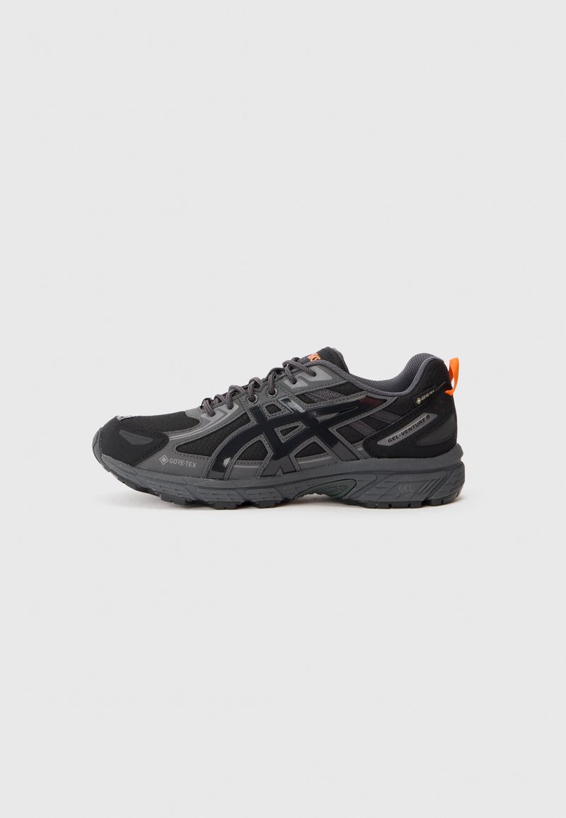 Chaussure de course ASICS Gel-Venture 8 noire et grise avec un onglet de talon orange, en matériau imperméable Gore-Tex, et semelle avec un motif de traction détaillé sur fond blanc.