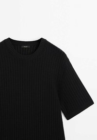 Musta lyhythihainen neulepaita, jossa on vohvelikuvio ja ribbireuna kauluksessa sekä hihoissa, esitelty valkoista taustaa vasten.