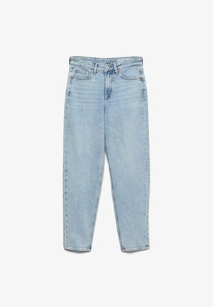 Gaiši zilas džinsa bikses ar augstu jostasvietu, priekšējām kabatām, jostas cilpām, pogu aizdari un šaurākām kāju daļām uz balta fona.