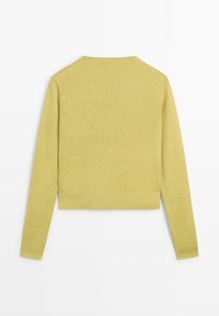 Zelený svetřík s dlouhým rukávem a kulatým výstřihem, pletený, zobrazený zezadu na bílém pozadí.