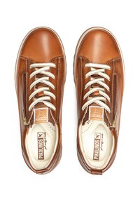 Baskets en cuir marron avec une finition lisse, présentant des lacets crème, une fermeture éclair sur le côté et un intérieur rembourré. Logo visible sur la semelle intérieure.