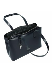Borsa tote in pelle blu navy con due manici lunghi, chiusura con zip e interno decorato. Presenta un portachiavi in metallo con un charm a forma di 'P'.