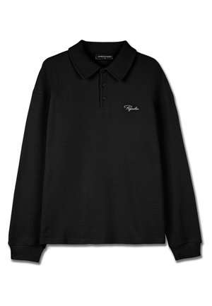 Melnas garām piedurknēm polo krekls ar vafeļu tekstūru, trīs pogu aizdari un mazu baltu logo uz krūšu.