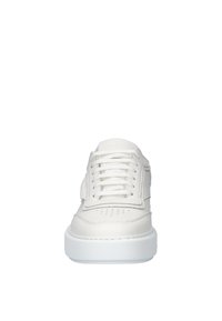 Witte leren sneakers met geperforeerde neus, platte veters, een gewatteerde kraag en een textuur rubberen zool. Eenvoudig, laag profiel ontwerp.