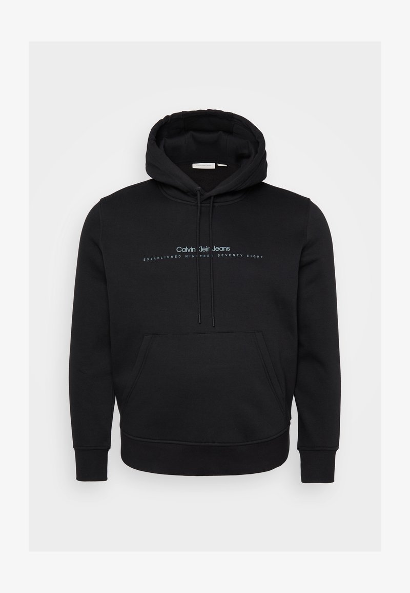 Μαύρη κουκούλα με κορδόνι, μπροστινή τσέπη και λεπτομέρεια κειμένου σε μπλε. Φτιαγμένη από μαλακό ύφασμα με ριμπ μανσέτες και στρίφωμα. Απλός σχεδιασμός.