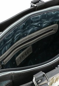 Borsa in pelle nera con accessori in argento, scomparti con cerniera e un interno in tessuto scuro a motivo con una tasca interna.