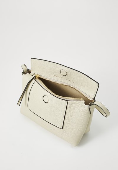 Bílá kožená kabelka s texturovaným povrchem, černým lemováním, přední kapsou a zlatým zipem. Otevírá se z vrchu s klopou.