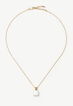 Zlatý náhrdelník s nastavitelnou sponou a príveskom v tvare štvorcového bieleho perlína zdobeného malými zlatými korálkami.