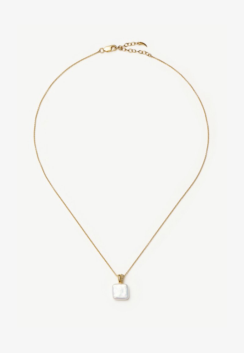 Aranylánc nyaklánc állítható kapoccsal, négyzet alakú fehér gyöngy medállal, amelyet apró arany gyöngyök díszítenek.
