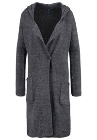 Długi, szary wełniany płaszcz z kapturem, otwartym przodem, dwoma przednimi kieszeniami i miękką fakturą. Charakteryzuje się luźnym, oversize krojem.