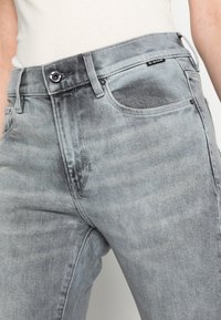 G-STAR 3301 FLARE - Calças de ganga bootcut - sun glacier grey