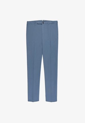 Pantalones azul claro hechos de tela suave, con corte recto, parte delantera plana y trabillas para cinturón. Sin patrones o acentos visibles.