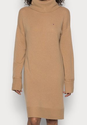 Gebreide sweaterjurk met col in kamelkleur, lange mouwen, geribde boorden en zoom, met een klein Tommy Hilfiger-logo op de borst.