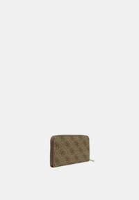 Portafoglio marrone con una superficie testurizzata, caratterizzato da un motivo geometrico e una chiusura con zip. Il design include un lieve motivo con logo e dettagli cuciti.