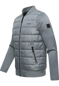Svetlošedá, nadýchaná bunda s rebrovaným golierom a manžetami. Má zips na prednej strane a bočné vrecká, vyrobená z hladkej látky s matným povrchom.