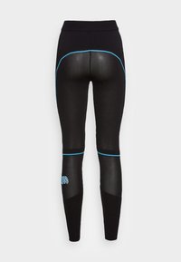 Svarta leggings med ett ribbat midjeband och blå accenter längs sidorna. Har ett texturerat mönster och logotypdetalj på vaden.
